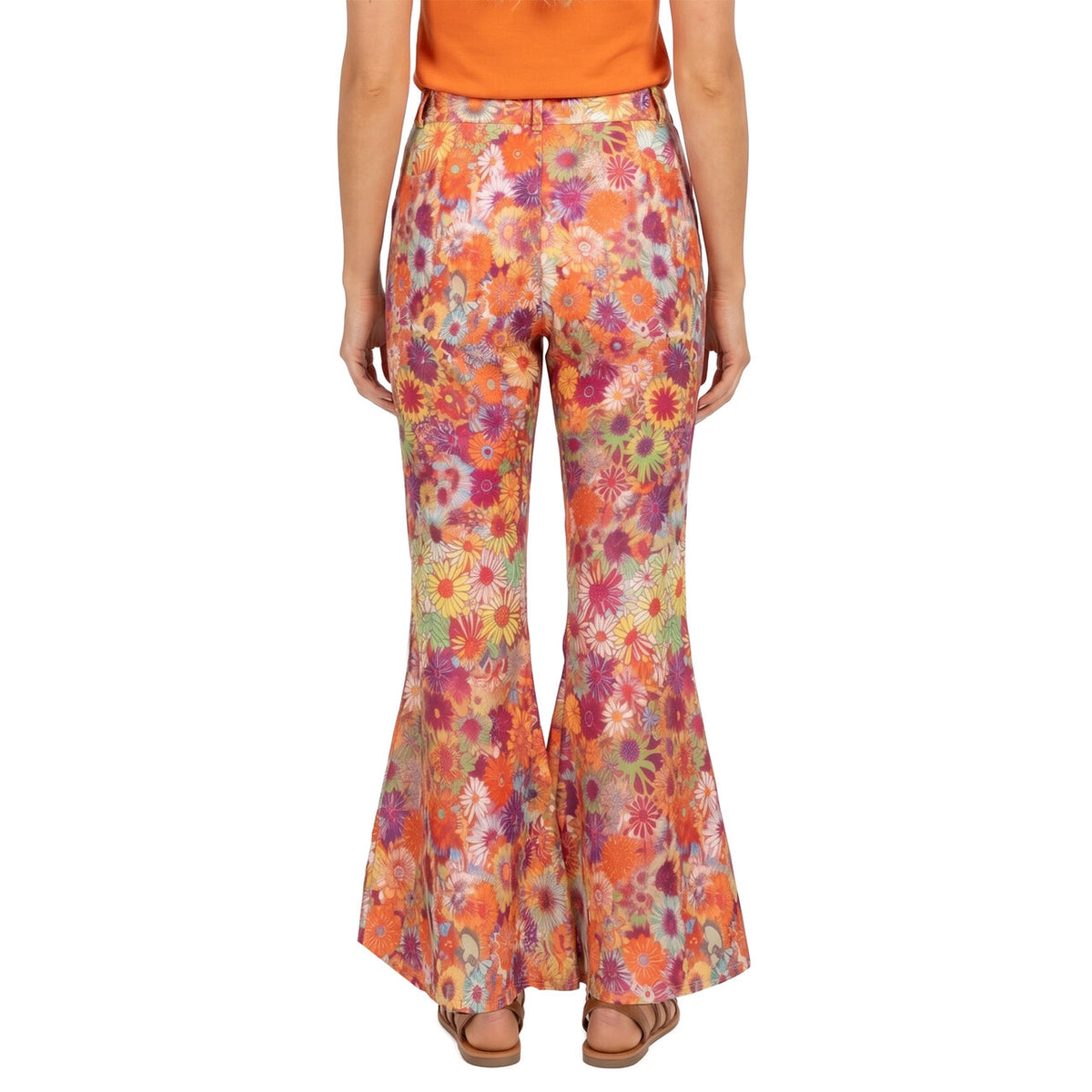 Op deze afbeelding zie je een Kostuums, van het merk Wilbers. Hippiebroek Bloem Vrouw