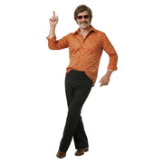 Op deze afbeelding zie je een Kostuums, van het merk Wilbers. Oranje Retro Blouse Jaren 70 Man