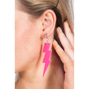 Op deze afbeelding zie je een Accessoires, van het merk Wilbers. Oorbellen Bliksem Neon Roze