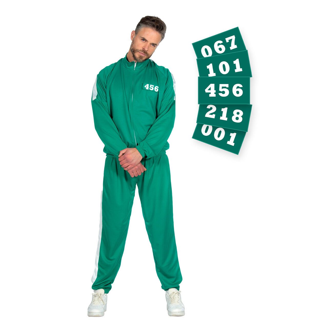 Op deze afbeelding zie je een Kostuums, van het merk Wilbers. Squid Game Deelnemer Trainingspak Groen Met 5 Badges Volwassene Kostuum