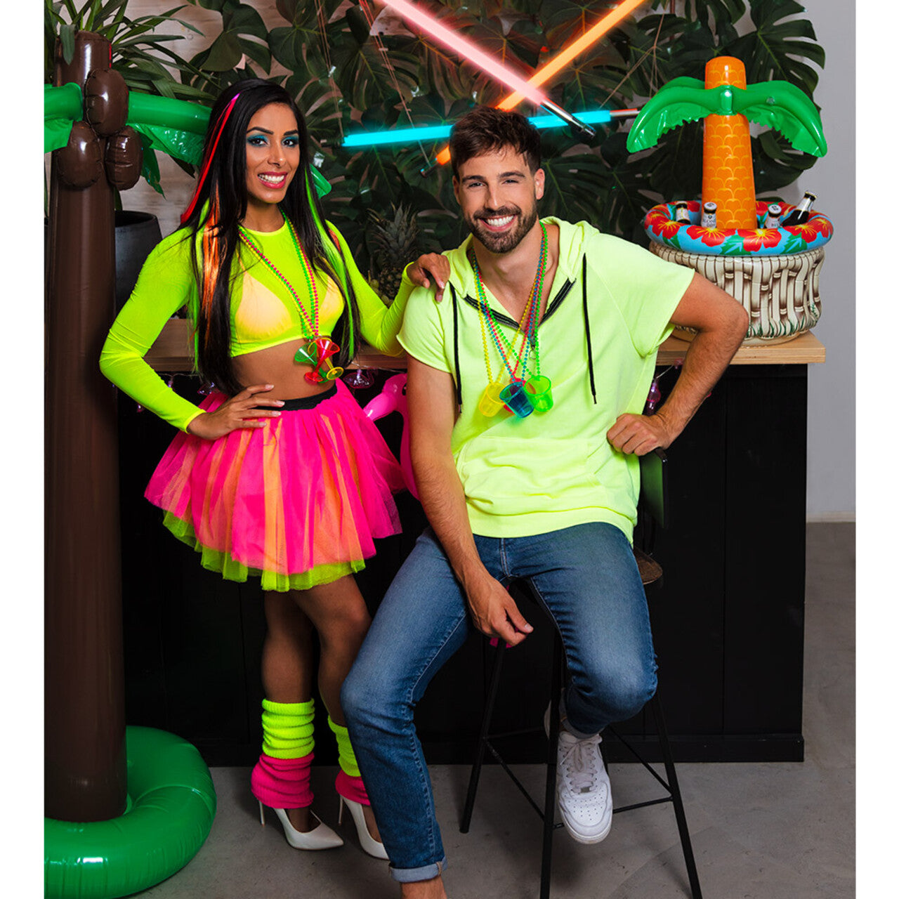 Op deze afbeelding zie je een Kostuums, van het merk Boland. Neon Roze Tutu Roselina Ballerina Vrouw