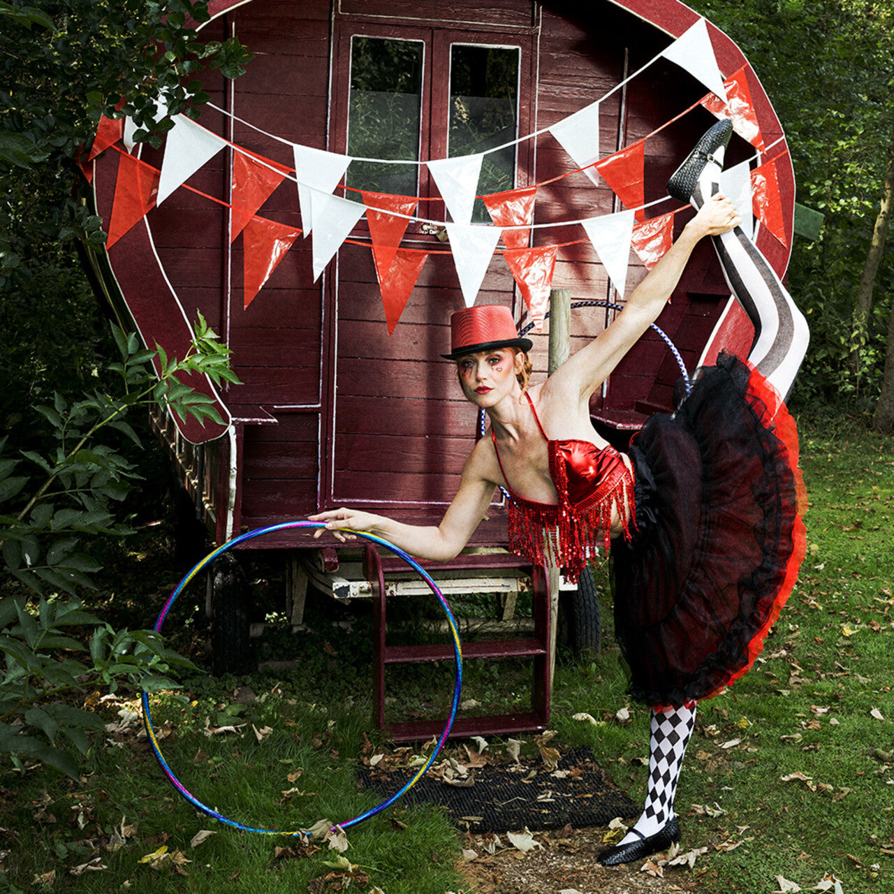 Op deze afbeelding zie je een Kostuums, van het merk Boland. Petticoat De Luxe Rood Vrouw