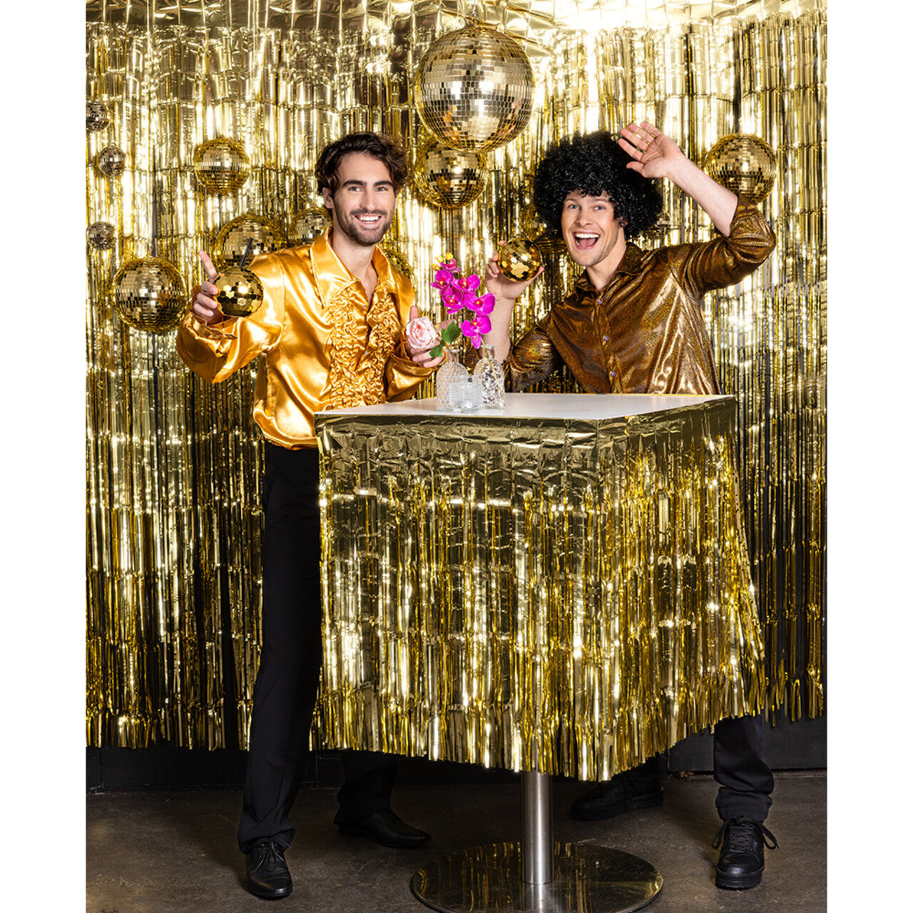 Op deze afbeelding zie je een Kostuums, van het merk Boland. Rouchen Blouse Goud Partybling Man