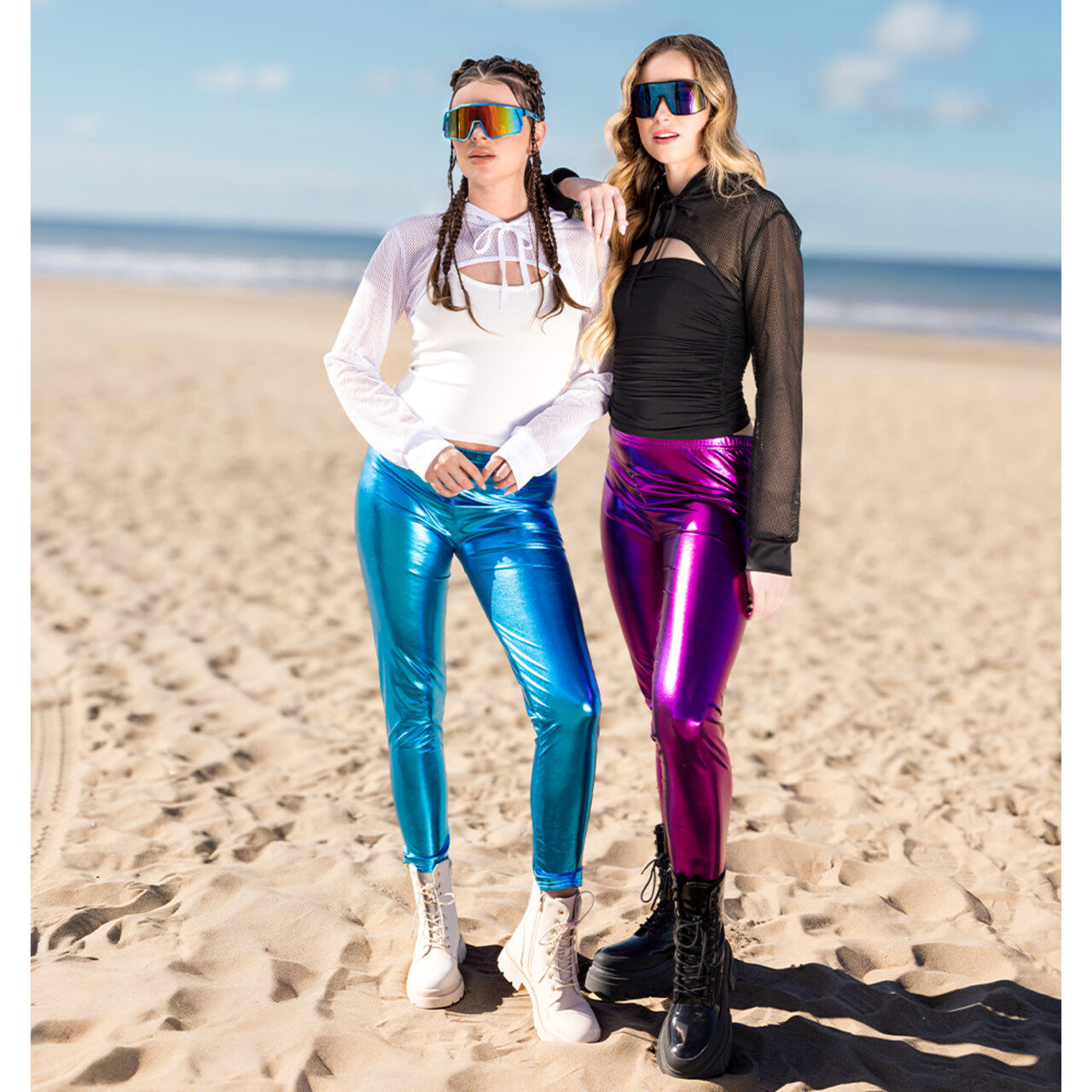 Op deze afbeelding zie je een Kostuums, van het merk Boland. Legging Metallic Paars Vrouw