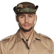 Op deze afbeelding zie je een Accessoires, van het merk Boland. Hoed Soldaat Jungle Camouflage