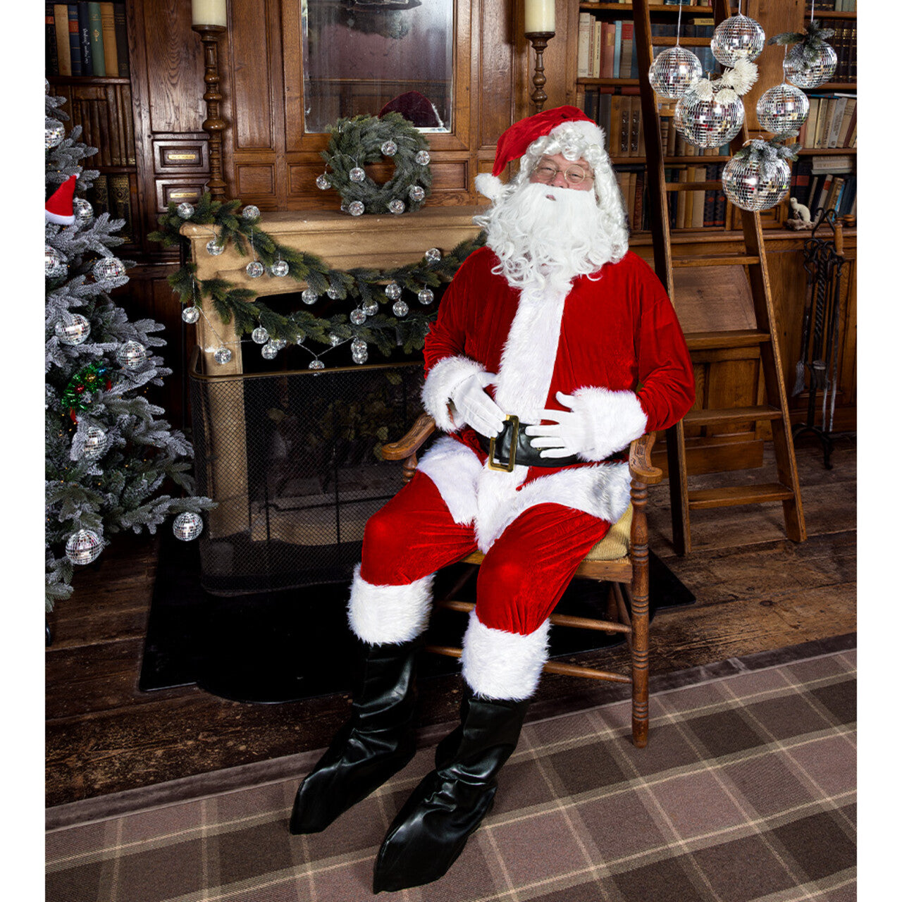 Op deze afbeelding zie je een Kostuums, van het merk Boland. Complete Set Professionele Santa All The Way Man Kostuum