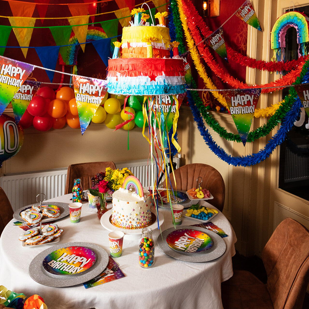 Op deze afbeelding zie je een Decoratie, van het merk Boland. Vlaggenlijn Rainbow Happy Birthday