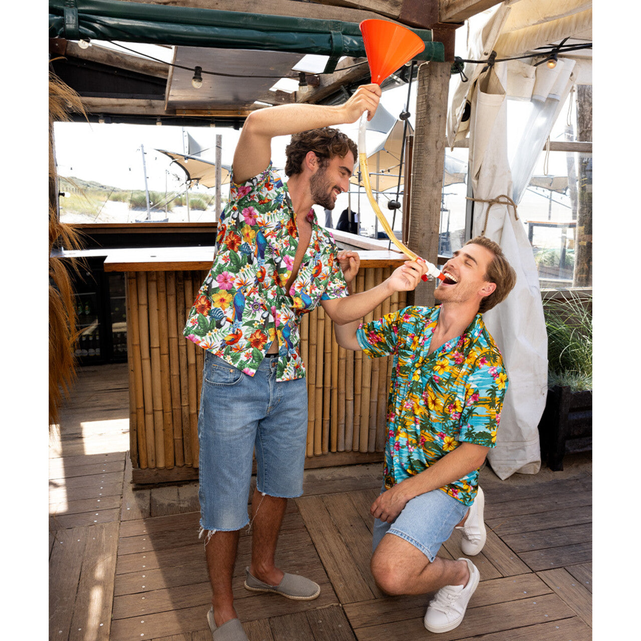 Op deze afbeelding zie je een Decoratie, van het merk Boland. Party Biertrechter Pompen Of Verzuipen