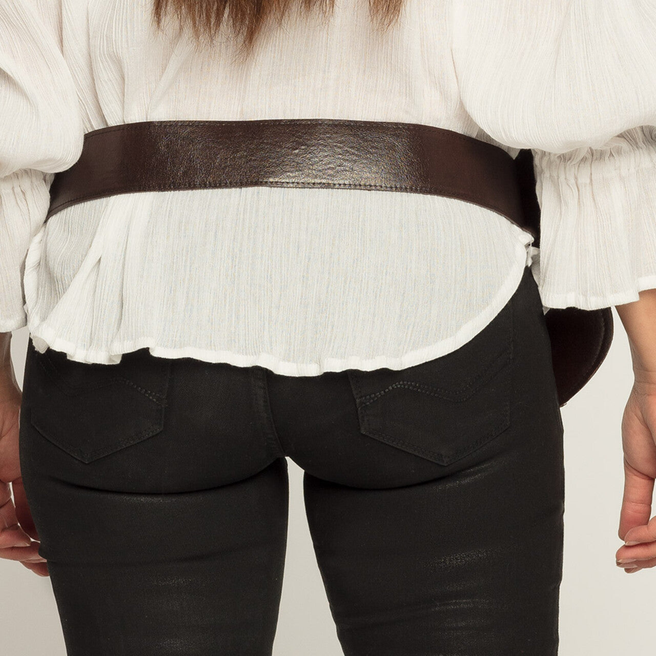 Op deze afbeelding zie je een Accessoires, van het merk Boland. Bruine Lederlook Heuptas Met Riem