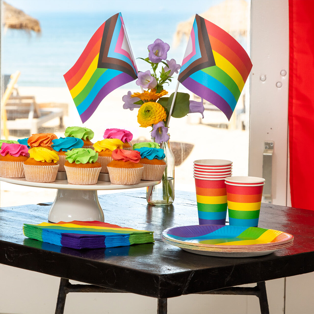 Op deze afbeelding zie je een Decoratie, van het merk Boland. Set 8 Papieren Bordjes Happy Regenboog