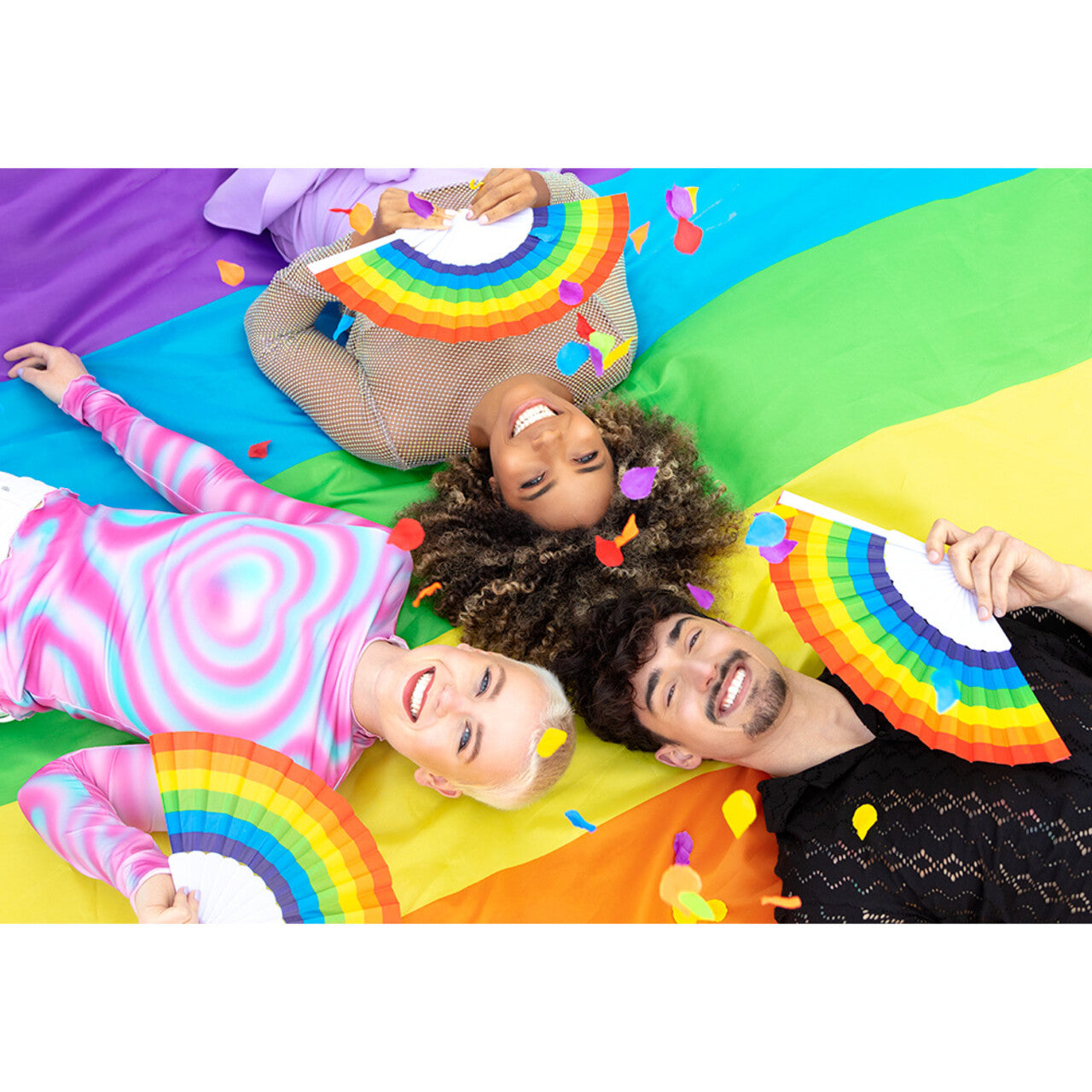 Op deze afbeelding zie je een Decoratie, van het merk Boland. Polyester Vlag Happy Regenboog Pride