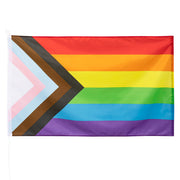 Op deze afbeelding zie je een Decoratie, van het merk Boland. Polyester Vlag Rainbow Pride Progress