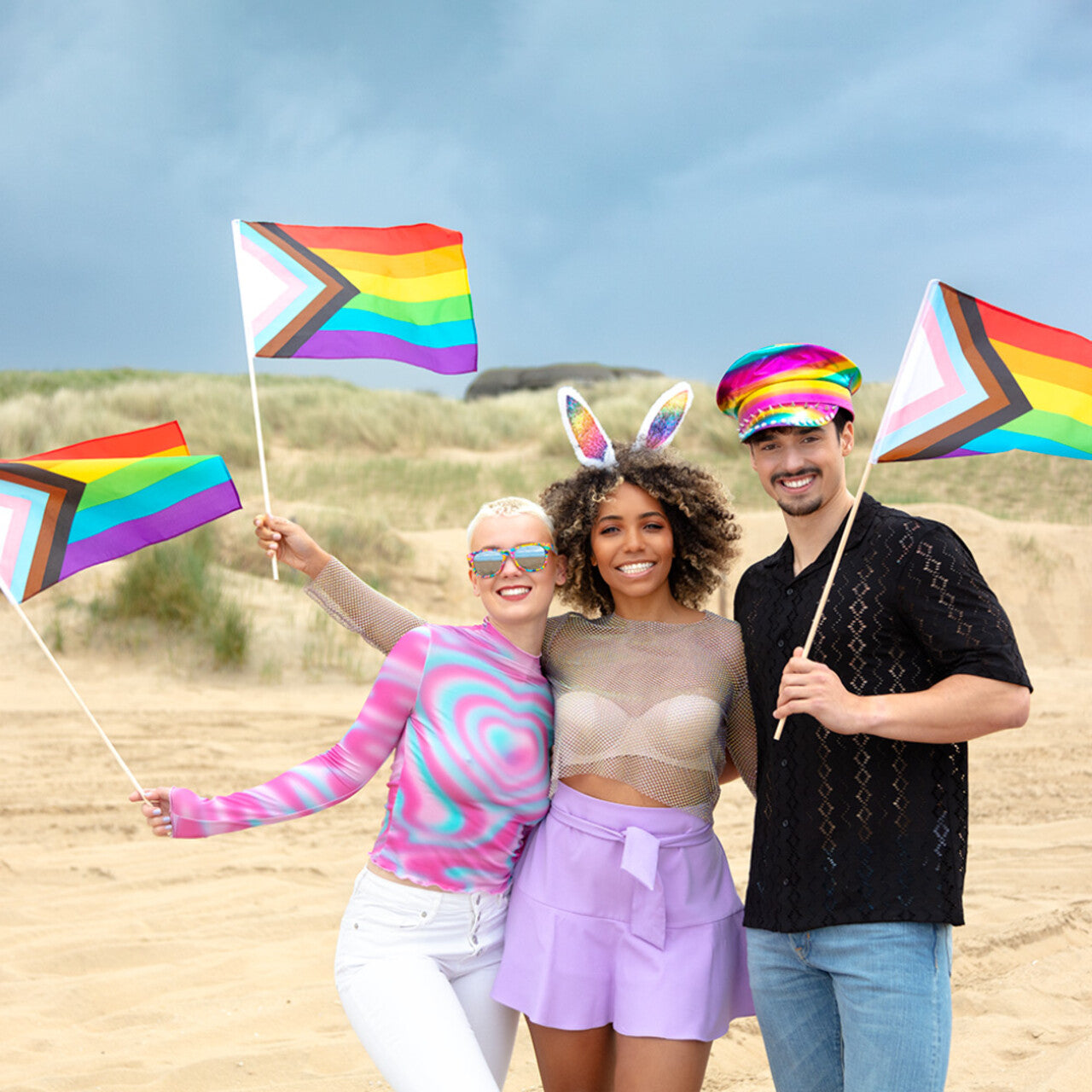Op deze afbeelding zie je een Decoratie, van het merk Boland. Wave Your Flag Rainbow Pride Progress Vlag