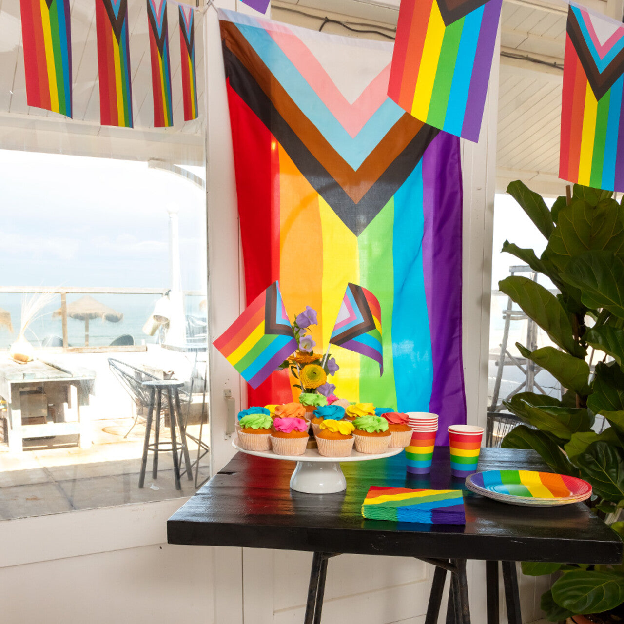 Op deze afbeelding zie je een Decoratie, van het merk Boland. Set 6 Papieren Zwaaivlaggen Rainbow Progress