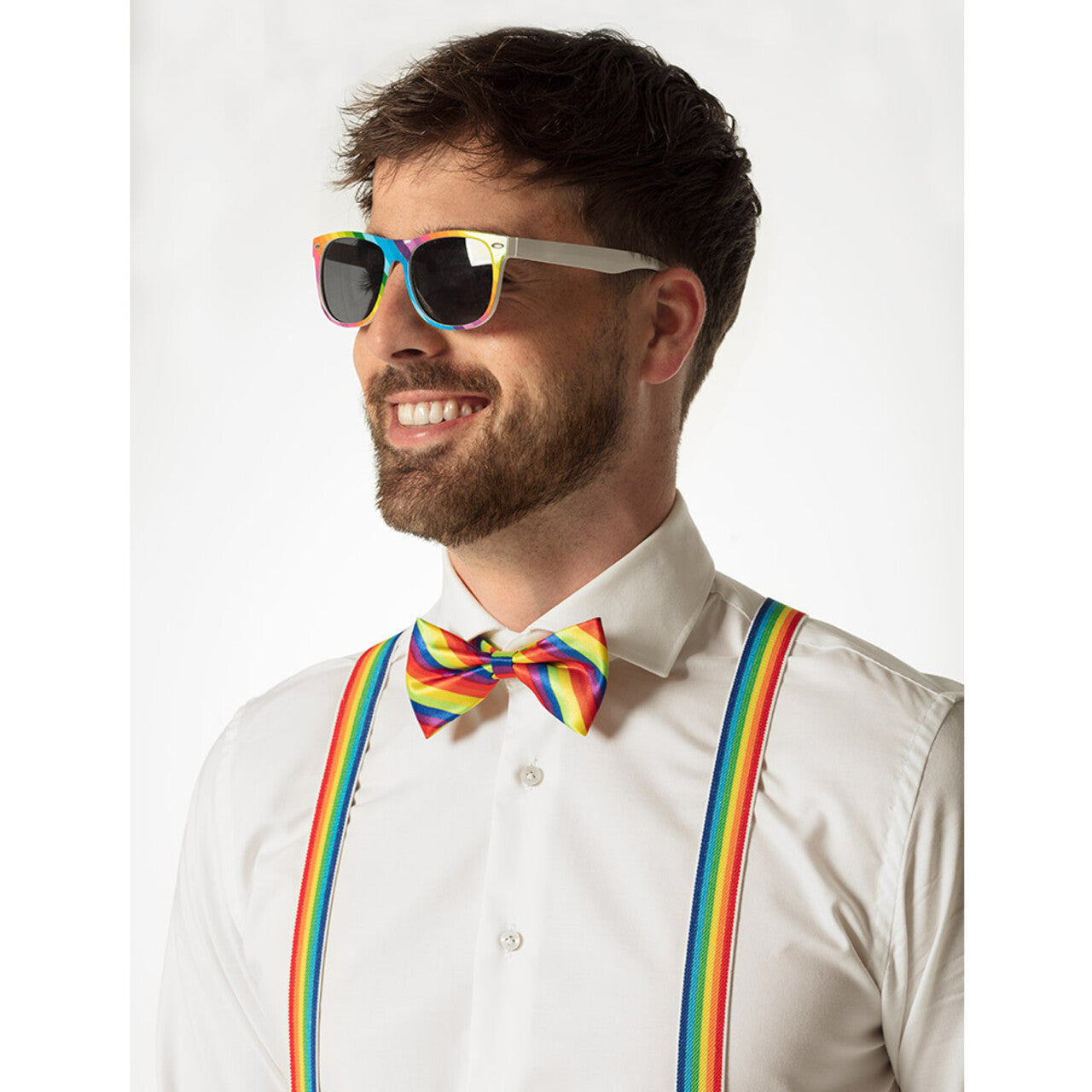 Op deze afbeelding zie je een Accessoires, van het merk Boland. Gentleman Party Set Regenboog (Partybril, Vlinderstrik En Bretels)