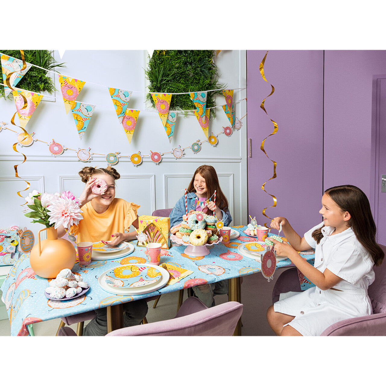 Op deze afbeelding zie je een Decoratie, van het merk Boland. Vlaggenlijn Sweet Donut Party
