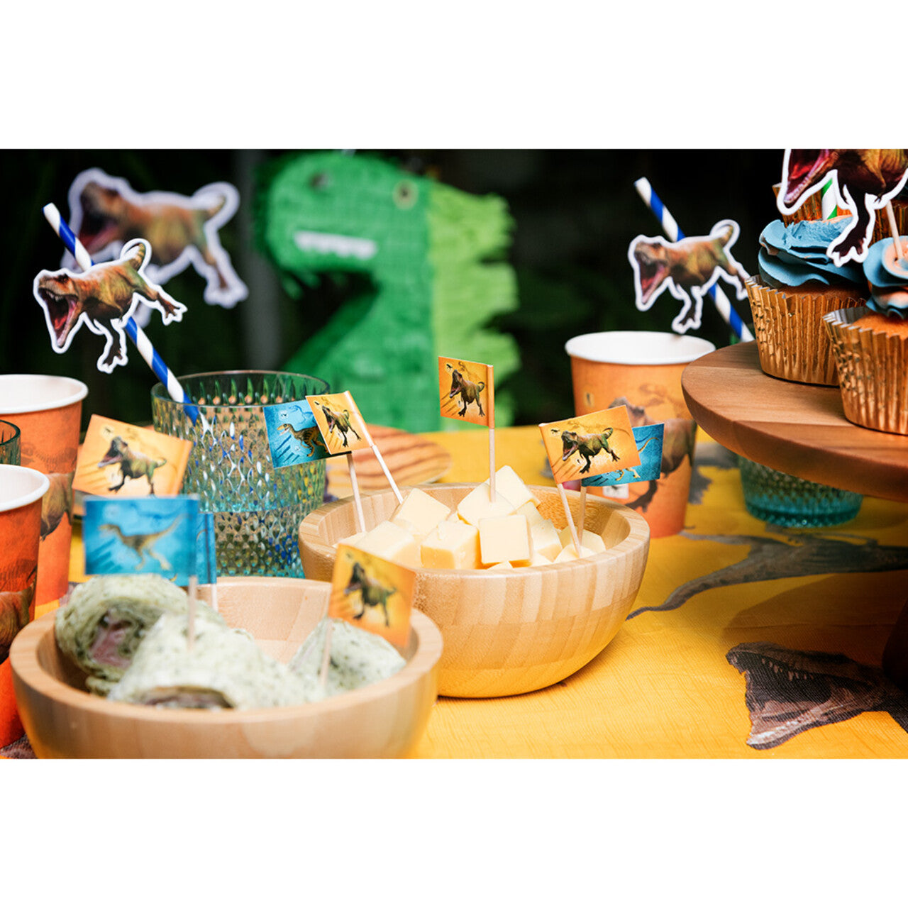 Op deze afbeelding zie je een Decoratie, van het merk Boland. Kartonnen Slinger T-Rex Dino Party
