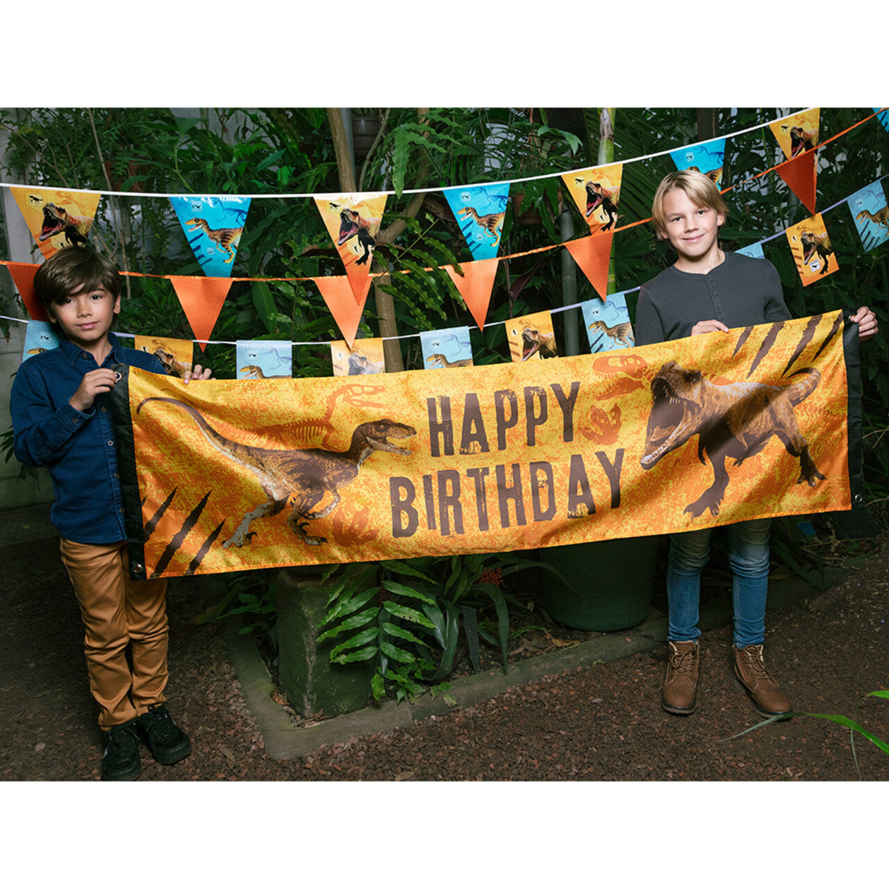 Op deze afbeelding zie je een Decoratie, van het merk Boland. Kartonnen Letterslinger T-Rex Happy Birthday