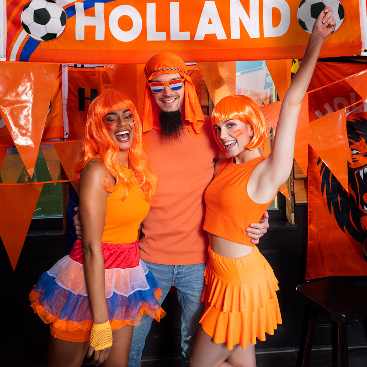 Op deze afbeelding zie je een Decoratie, van het merk Boland. Vlag Brullend Oranje