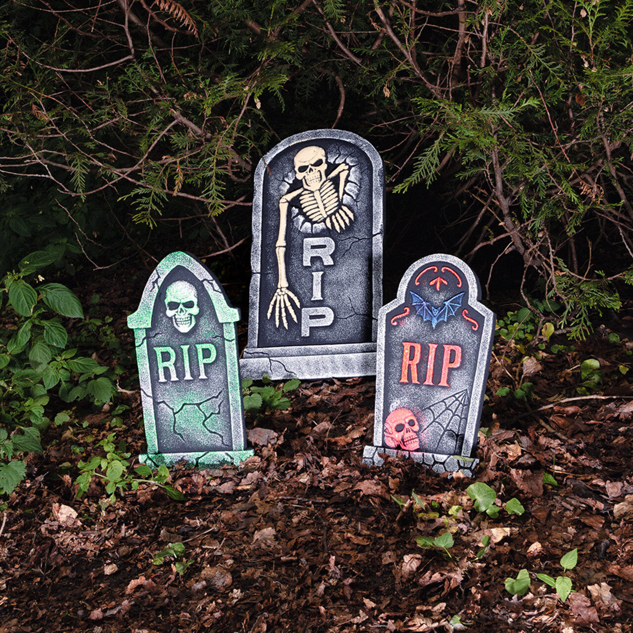 Op deze afbeelding zie je een Decoratie, van het merk Boland. Grafsteen Skull Rip Decoratie