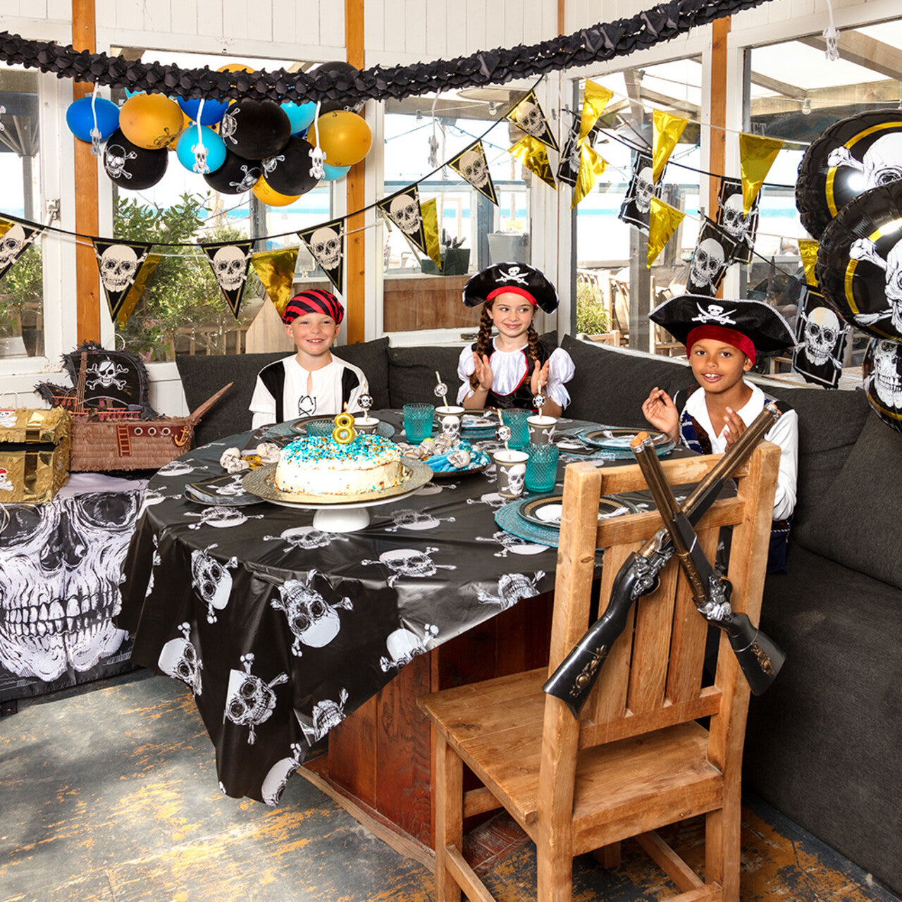 Op deze afbeelding zie je een Decoratie, van het merk Boland. Vlaggenlijn Piraat Skully Party 6 Meter