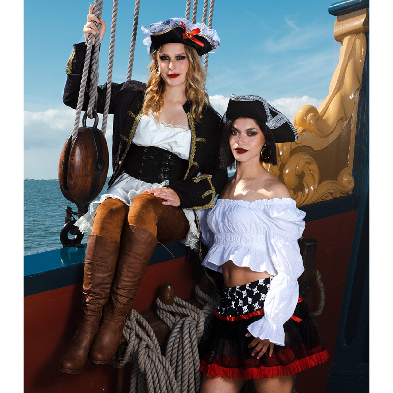 Op deze afbeelding zie je een Kostuums, van het merk Boland. Piratenjas Vrouw