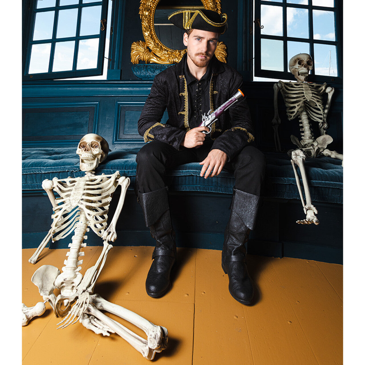 Op deze afbeelding zie je een Kostuums, van het merk Boland. Piratenjas Man