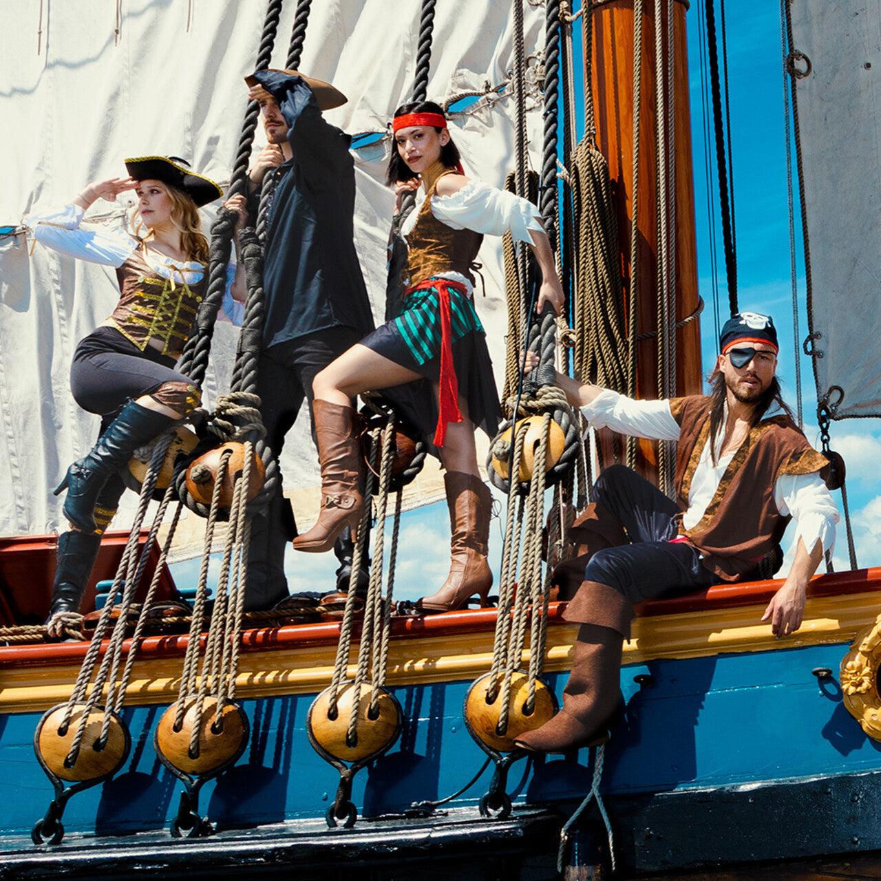 Op deze afbeelding zie je een Accessoires, van het merk Boland. Bandana Piraat Thomas Met Ooglapje