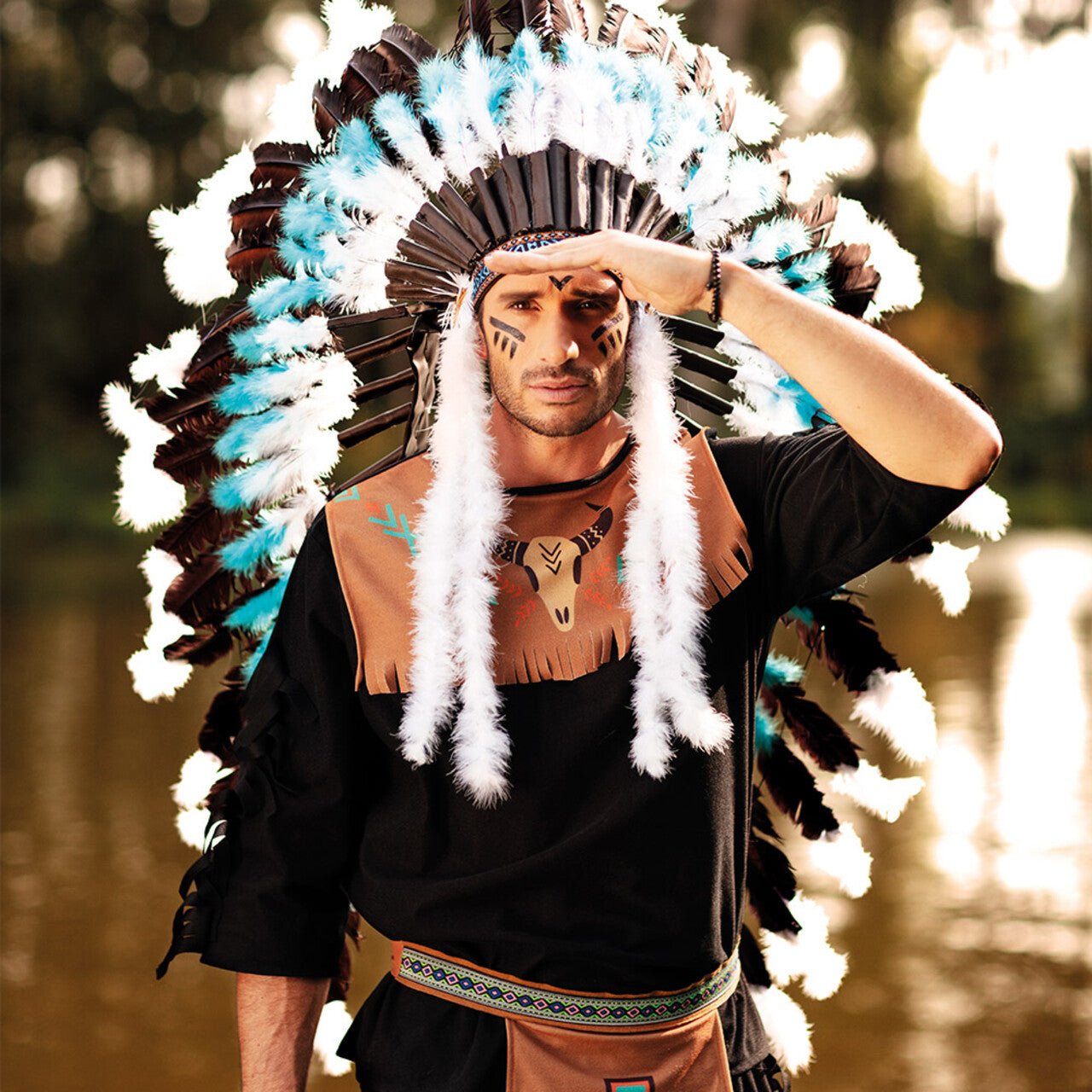 Op deze afbeelding zie je een Kostuums, van het merk Boland. Indiaan Nobele Wolf Man Kostuum