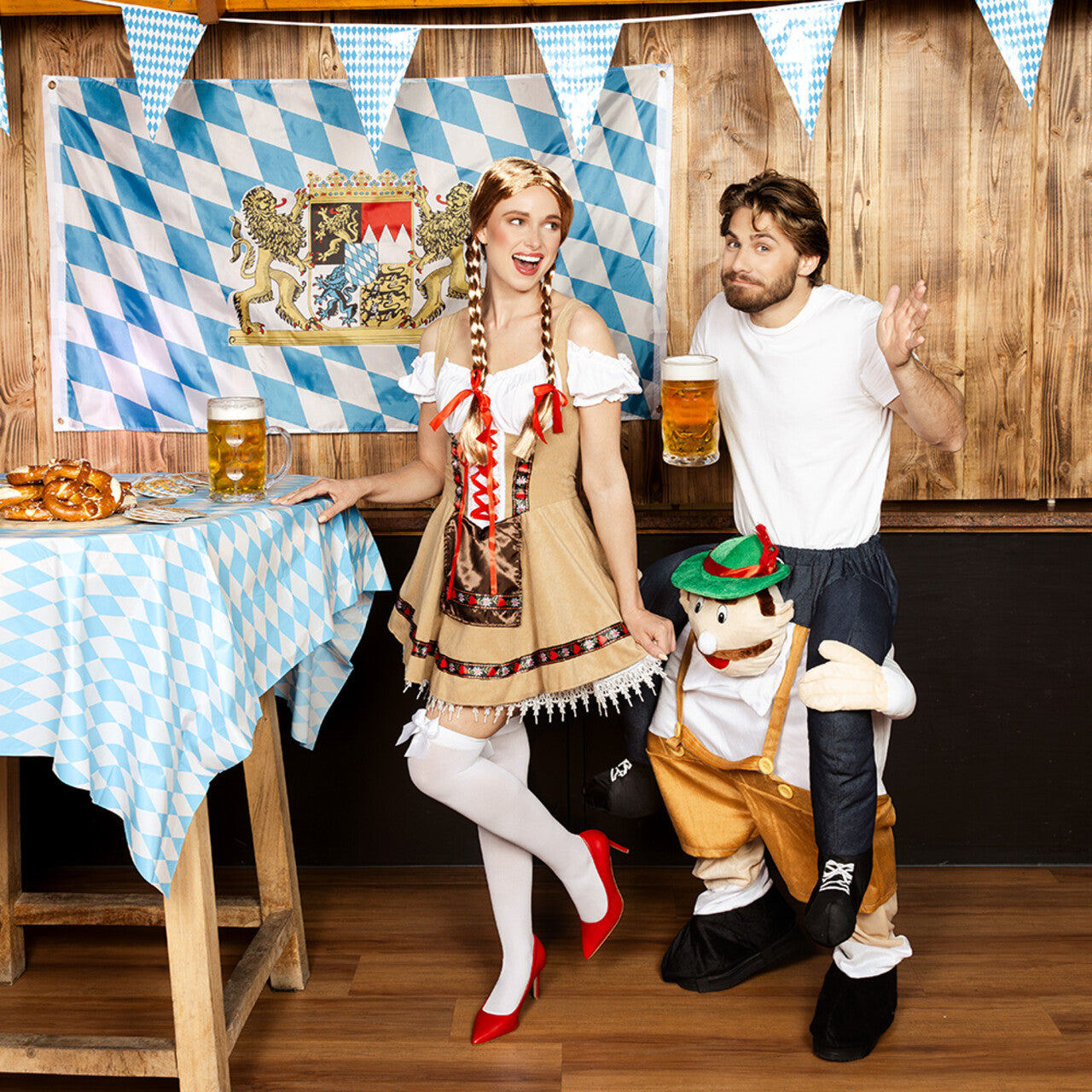 Op deze afbeelding zie je een Kostuums, van het merk Boland. Sexy Silvie Oktoberfest Vrouw Kostuum