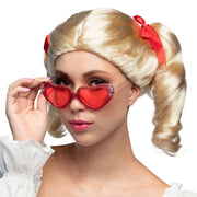 Op deze afbeelding zie je een Accessoires, van het merk Boland. Pruik Met Staartjes Lola Lollipop