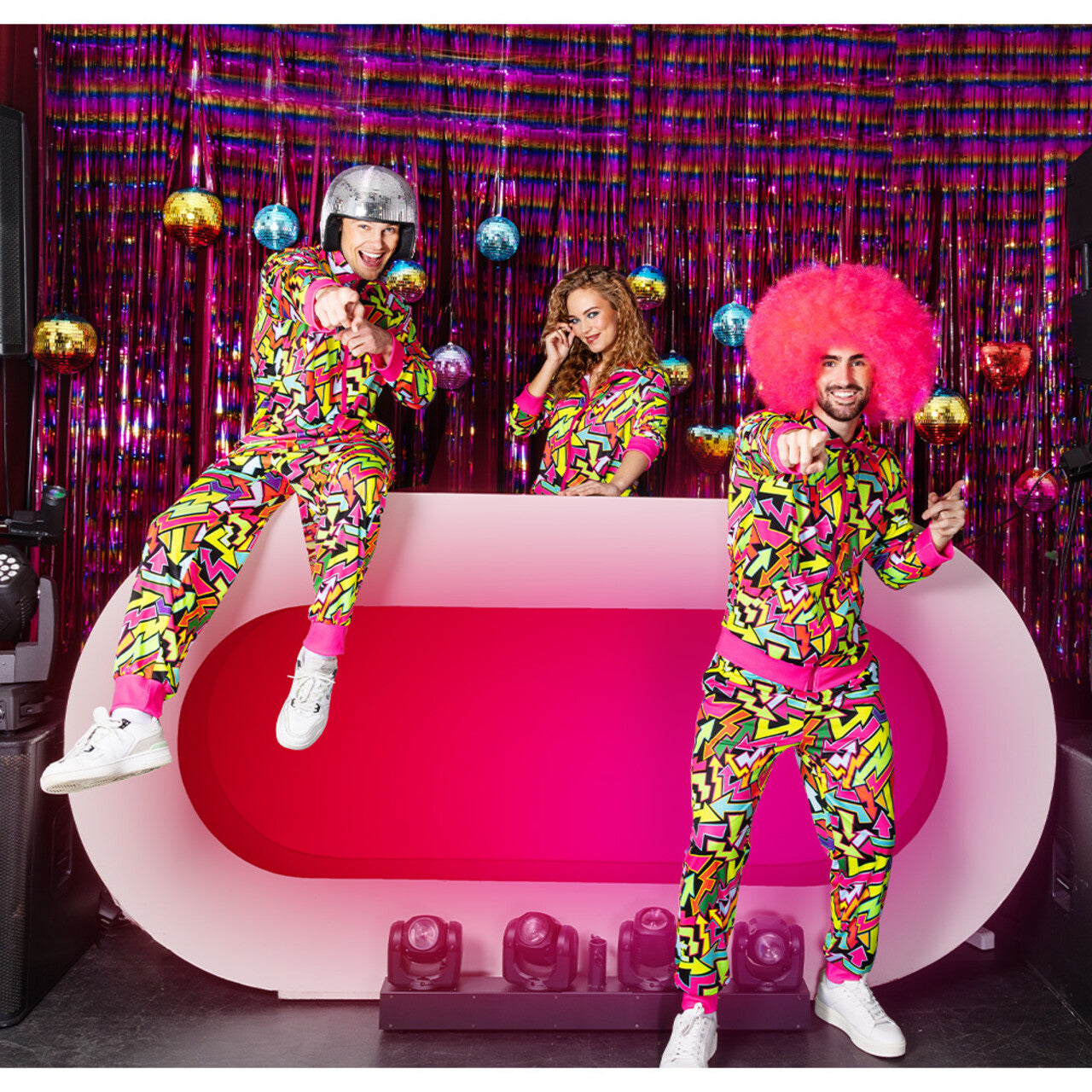 Op deze afbeelding zie je een Accessoires, van het merk Boland. Candy! Neon Roze Pruik (Uv Blacklight)