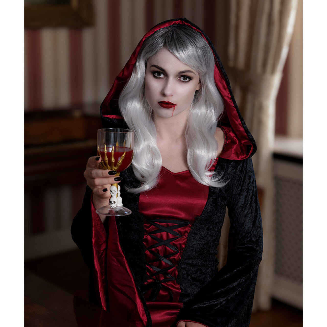 Op deze afbeelding zie je een Accessoires, van het merk Boland. Pruik Vampiressa