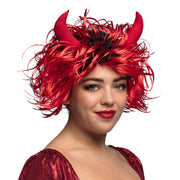 Op deze afbeelding zie je een Accessoires, van het merk Boland. Pruik Curly Devil Met Hoorntjes