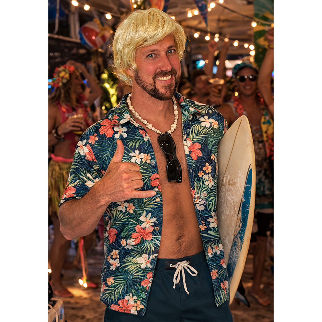 Op deze afbeelding zie je een Accessoires, van het merk Boland. Pruik Knappe Nerd Blond
