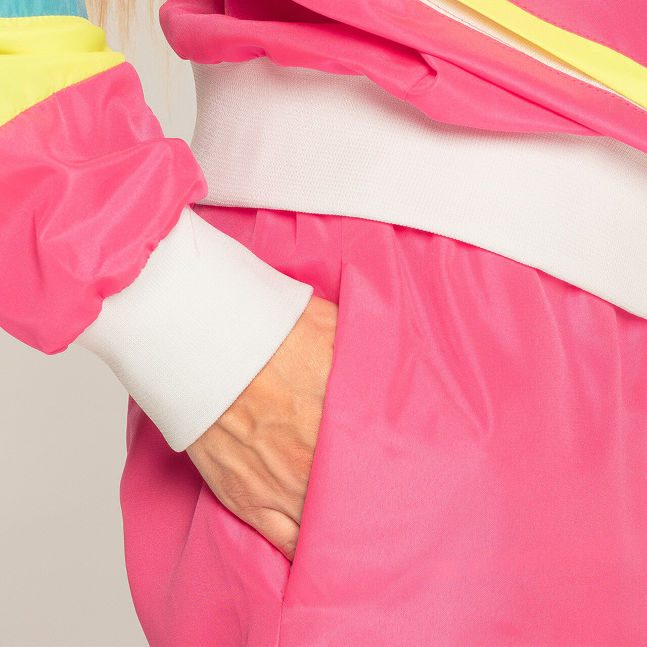 Op deze afbeelding zie je een Kostuums, van het merk Boland. Trainingspak Retro Dude Neonroze Man Kostuum