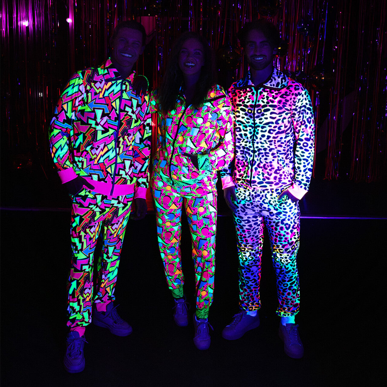 Op deze afbeelding zie je een Kostuums, van het merk Boland. Super Fout 90s Trainingspak Luipaard Rainbow Blacklight Man Kostuum