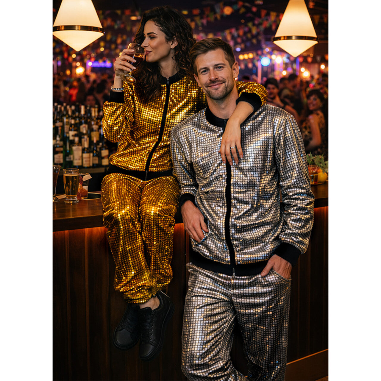 Op deze afbeelding zie je een Kostuums, van het merk Boland. Trainingspak Disco Bal Zilver Mr Cool Man Kostuum