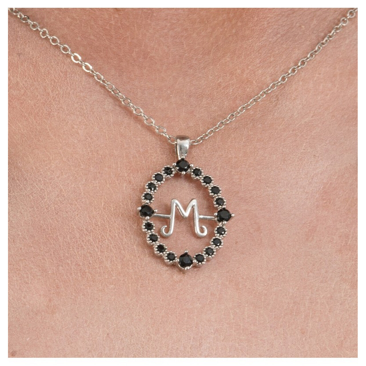 Op deze afbeelding zie je een Accessoires, van het merk Chaks. Elegante Ketting Wednesday™