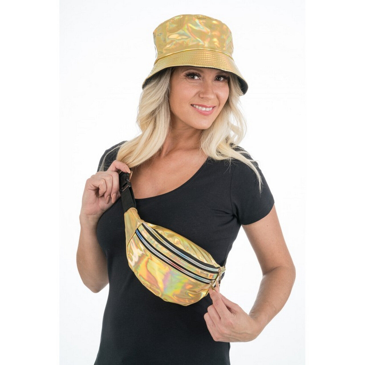 Op deze afbeelding zie je een Accessoires, van het merk Chaks. Bucket Hoed Out Of Space Goud