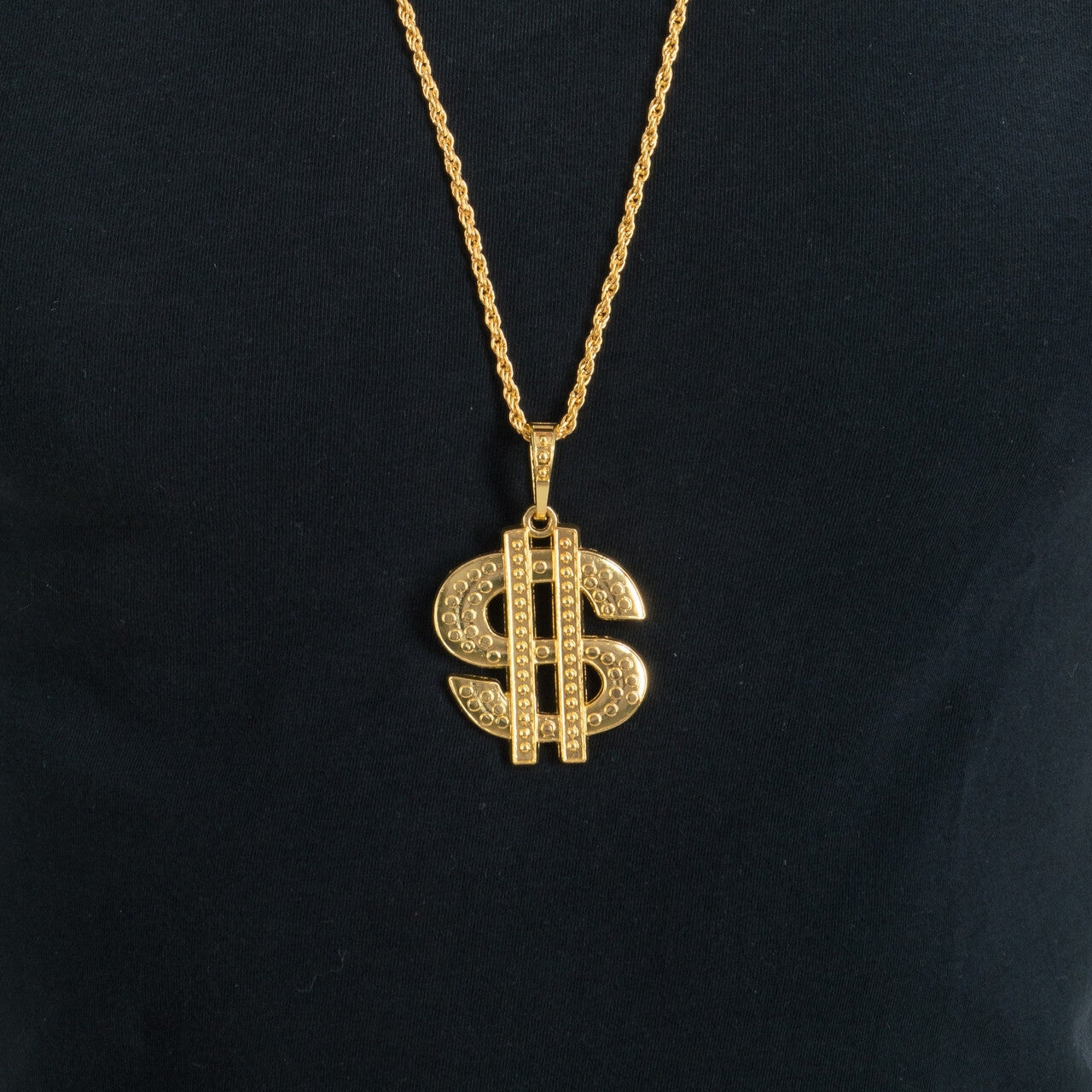 Op deze afbeelding zie je een Accessoires, van het merk Chaks. Ketting Goud Dollar Sign