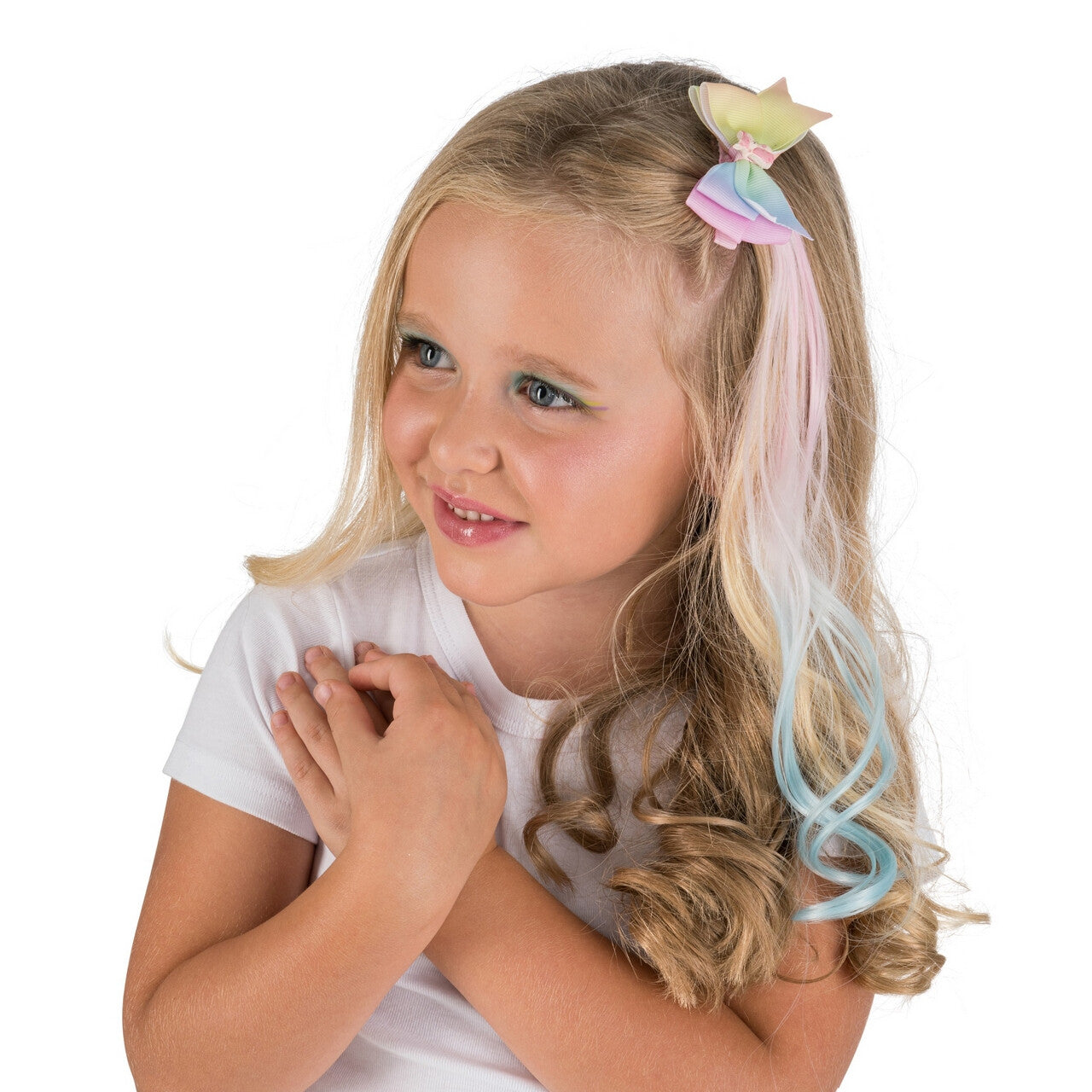 Op deze afbeelding zie je een Accessoires, van het merk Chaks. Haarclip Met Strik Blauw En Roze Haar