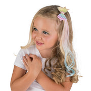 Op deze afbeelding zie je een Accessoires, van het merk Chaks. Haarclip Met Strik Blauw En Roze Haar