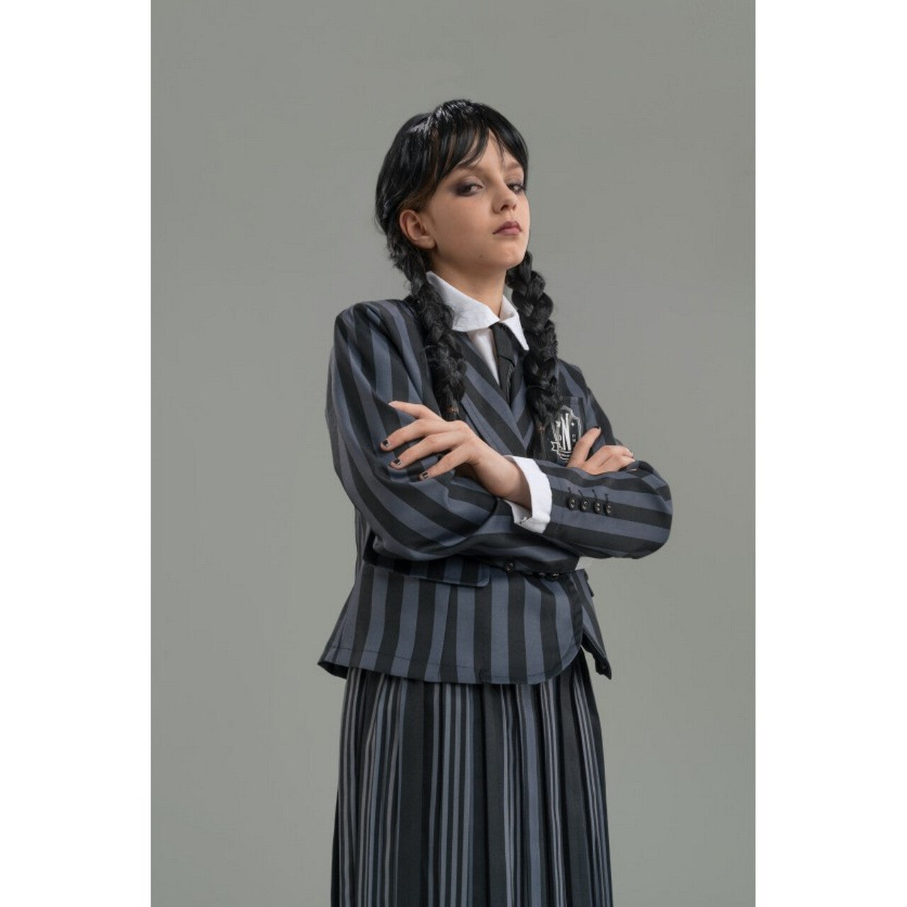 Op deze afbeelding zie je een Kostuums, van het merk Chaks. Wednesday™ School Uniform Nevermore Meisje Kostuum