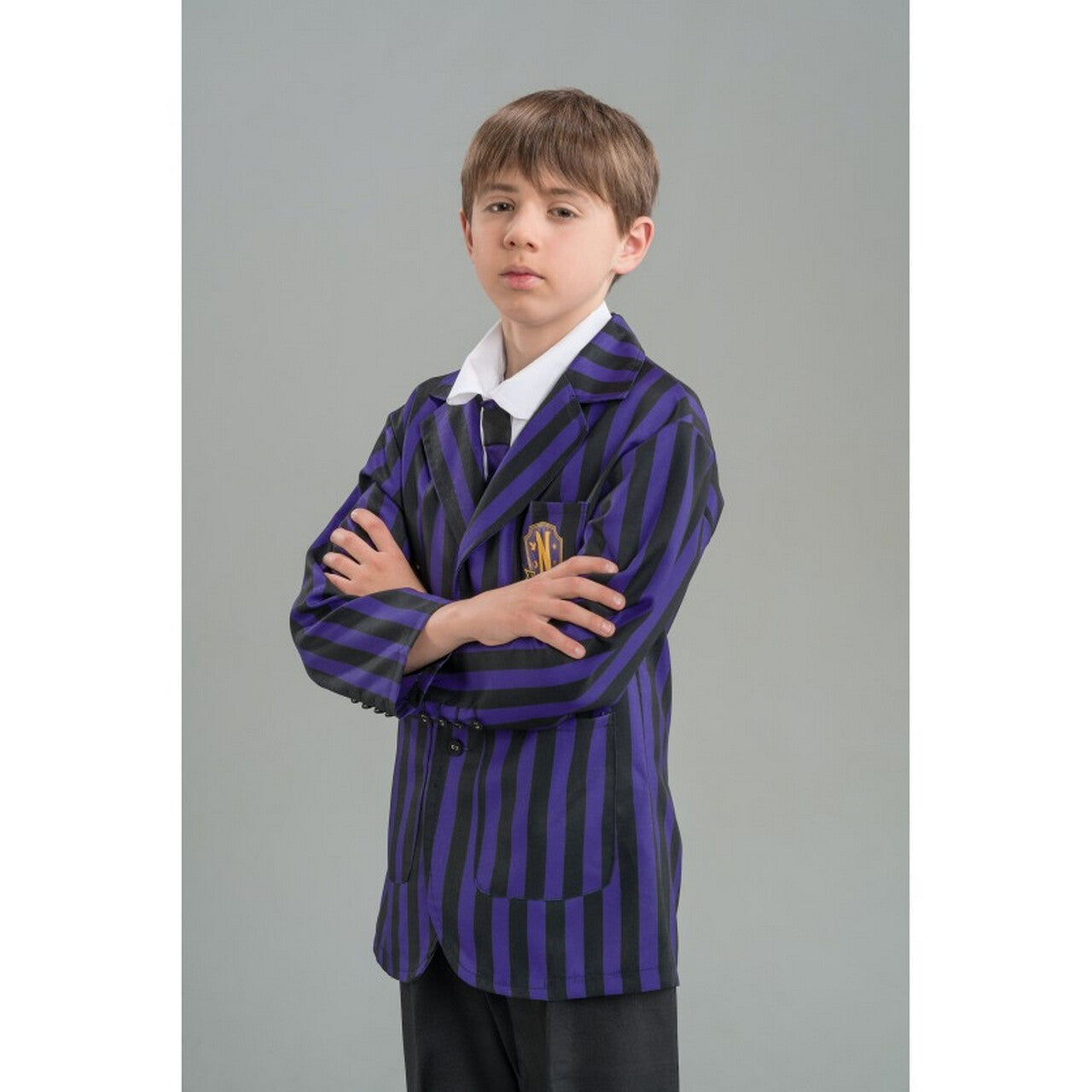 Op deze afbeelding zie je een Kostuums, van het merk Chaks. Nevermore School Uniform Zwart Paars Jongen Kostuum