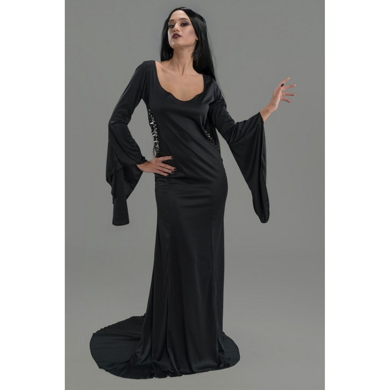 Op deze afbeelding zie je een Kostuums, van het merk Chaks. Morticia Adams Best Elegance Vrouw Kostuum