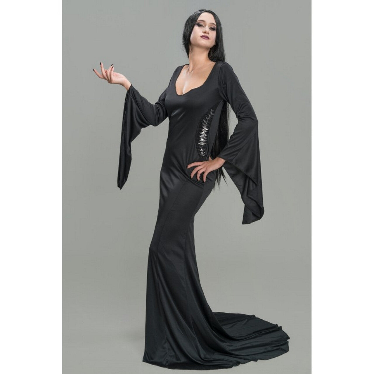 Op deze afbeelding zie je een Kostuums, van het merk Chaks. Morticia Adams Best Elegance Vrouw Kostuum