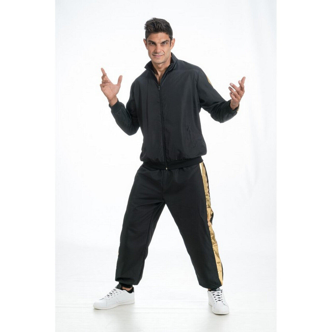 Op deze afbeelding zie je een Kostuums, van het merk Chaks. Rapper Mc Goldstar Man Kostuum