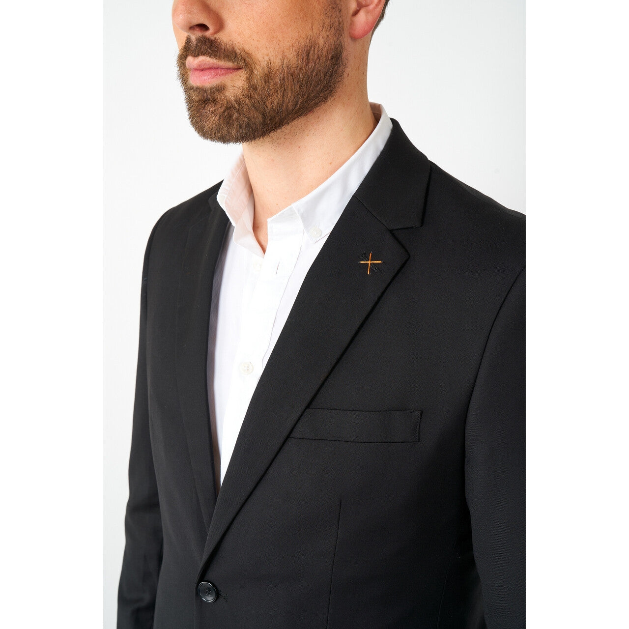 Op deze afbeelding zie je een Kostuums, van het merk Opposuits. Strak In Een Zwart Net Pak Man