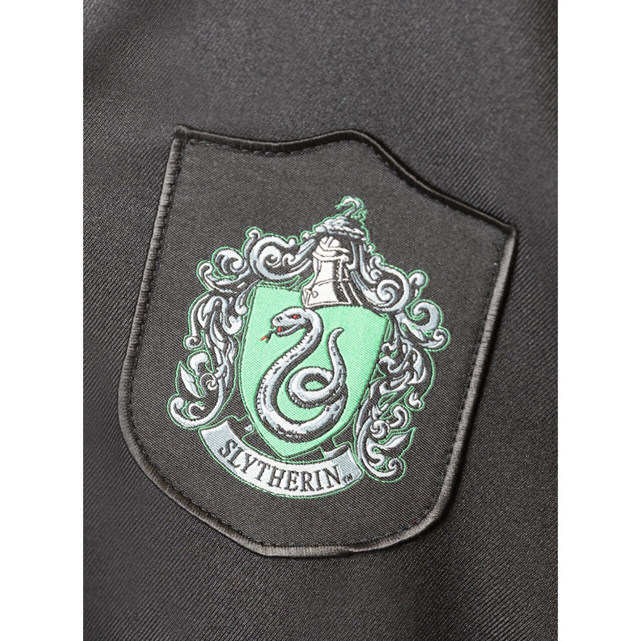 Op deze afbeelding zie je een Kostuums, van het merk Funidelia. Harry Potter Slytherin Student Cape Kostuum